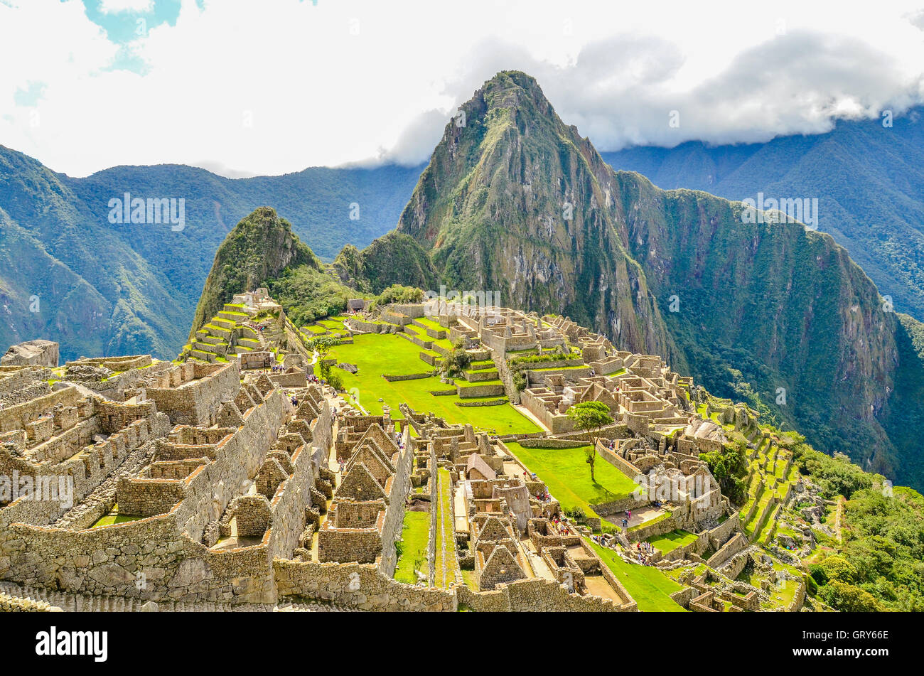MACHU PICCHU, CUSCO REGION, PERU - 4. Juni 2013: Panoramablick auf das 15. Jahrhundert Inka-Zitadelle Machu Picchu, UNESCO-Welt-gen Stockfoto