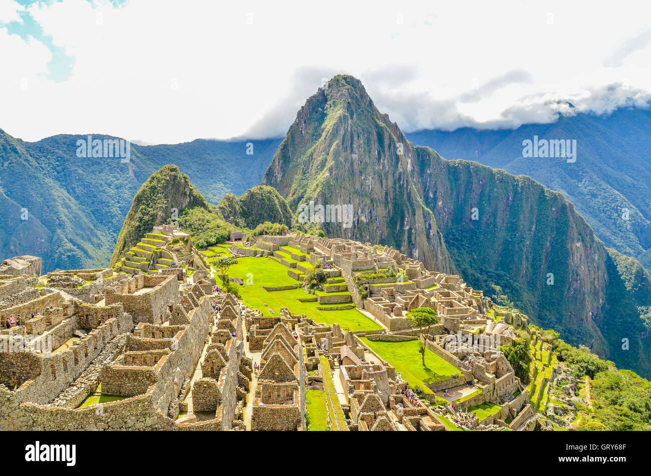MACHU PICCHU, CUSCO REGION, PERU - 4. Juni 2013: Panoramablick auf das 15. Jahrhundert Inka-Zitadelle Machu Picchu, UNESCO-Welt-gen Stockfoto