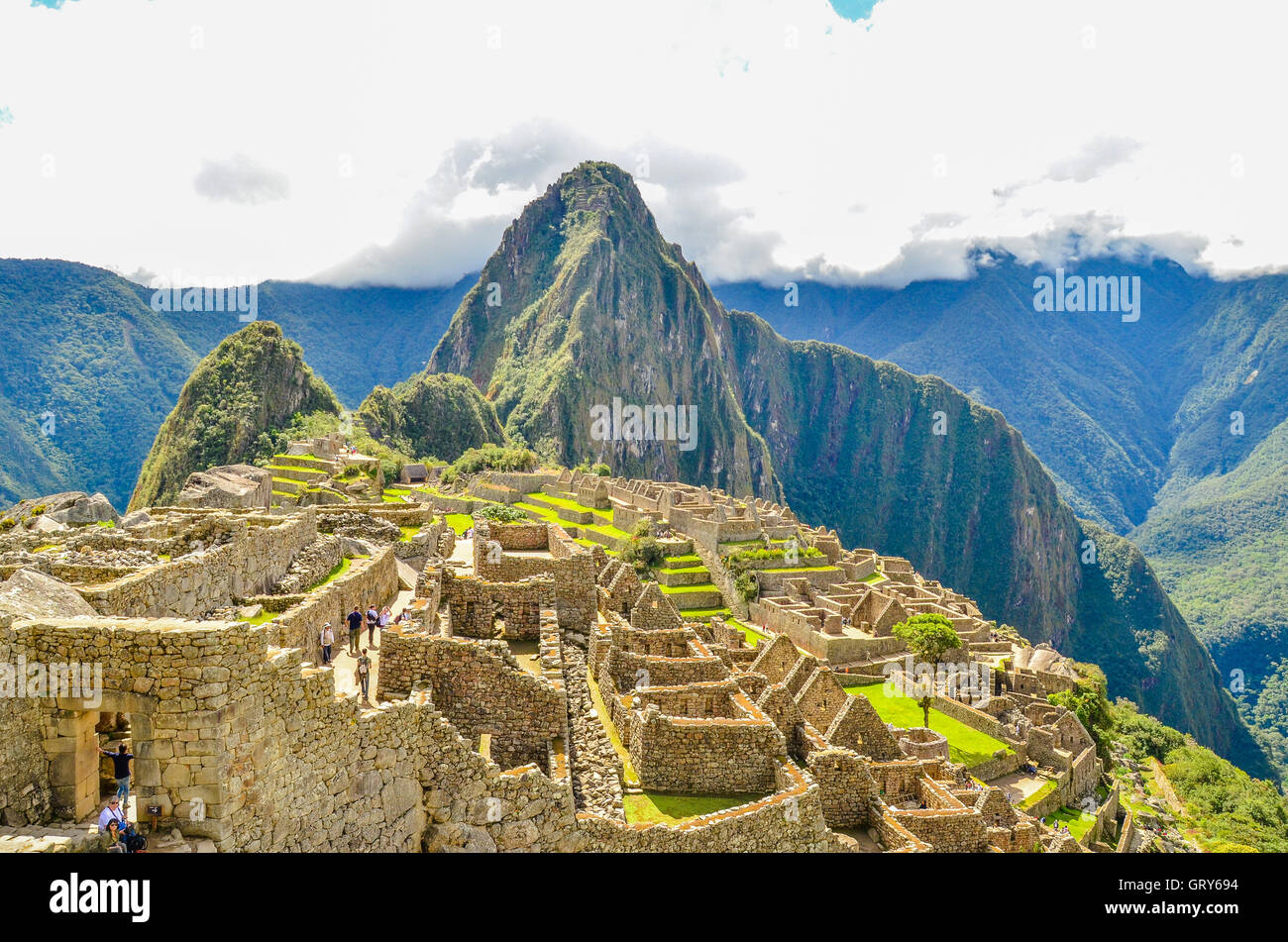 MACHU PICCHU, CUSCO REGION, PERU - 4. Juni 2013: Panoramablick auf das 15. Jahrhundert Inka-Zitadelle Machu Picchu, UNESCO-Welt-gen Stockfoto