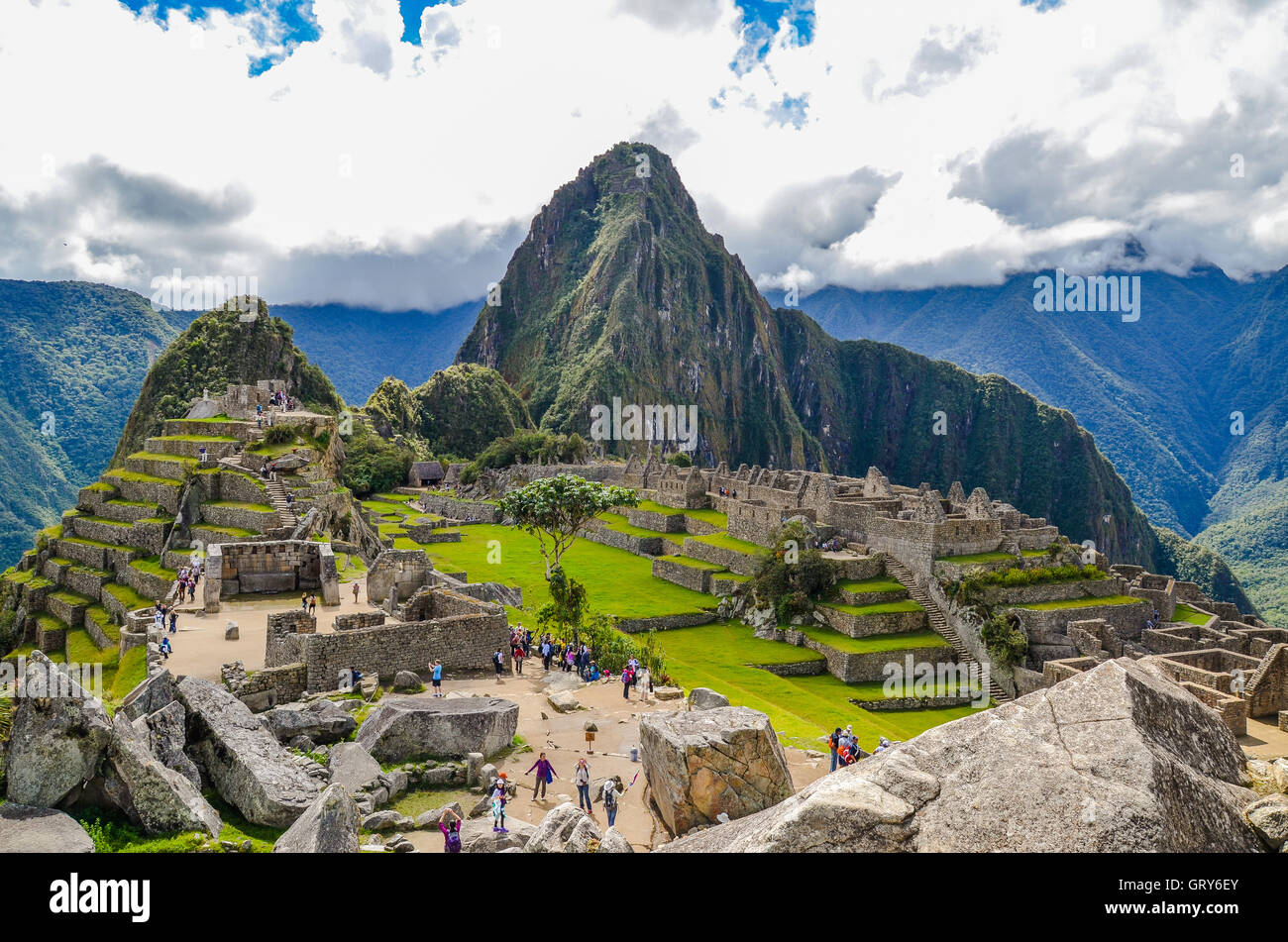 MACHU PICCHU, CUSCO REGION, PERU - 4. Juni 2013: Panoramablick auf das 15. Jahrhundert Inka-Zitadelle Machu Picchu, UNESCO-Welt-gen Stockfoto