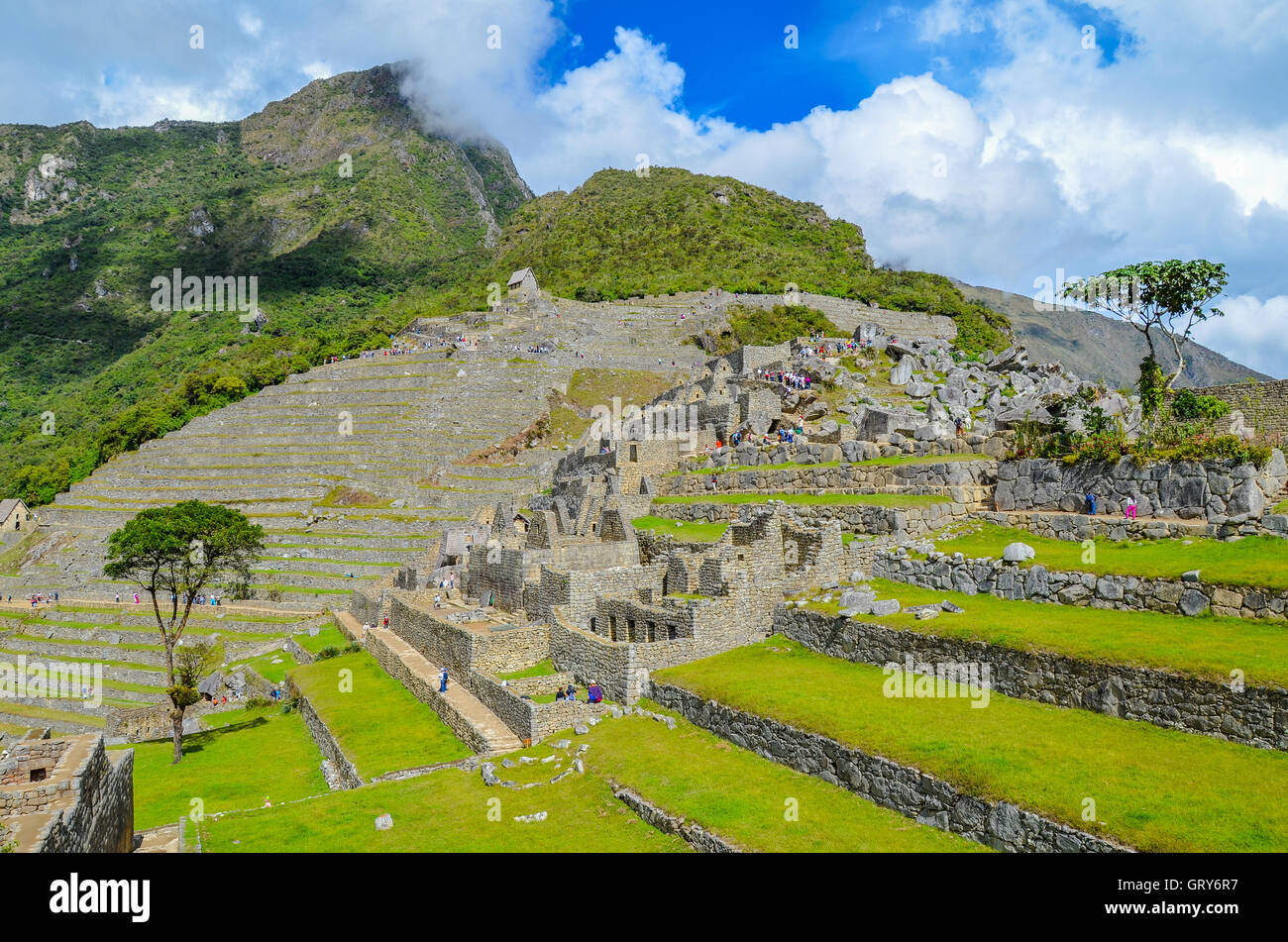 MACHU PICCHU, CUSCO REGION, PERU - 4. Juni 2013: Panoramablick auf das 15. Jahrhundert Inka-Zitadelle Machu Picchu, UNESCO-Welt-gen Stockfoto