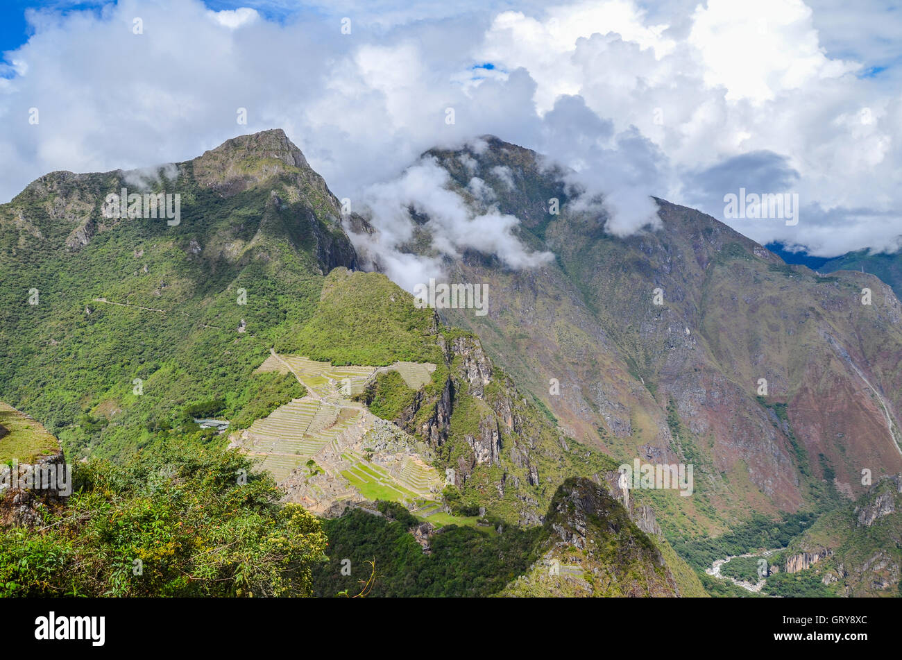 MACHU PICCHU, CUSCO REGION, PERU - 4. Juni 2013: Panorama Blick auf Machu Picchu vom Huayna Picchu Berg Stockfoto