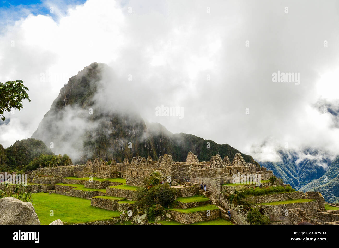 MACHU PICCHU, CUSCO REGION, PERU - 4. Juni 2013: Panoramablick auf das 15. Jahrhundert Inka-Zitadelle Machu Picchu, UNESCO-Welt-gen Stockfoto