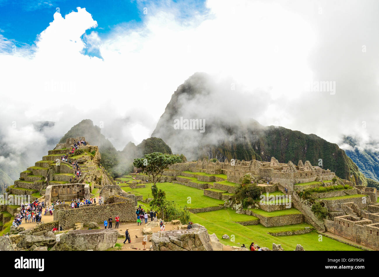 MACHU PICCHU, CUSCO REGION, PERU - 4. Juni 2013: Panoramablick auf das 15. Jahrhundert Inka-Zitadelle Machu Picchu, UNESCO-Welt-gen Stockfoto