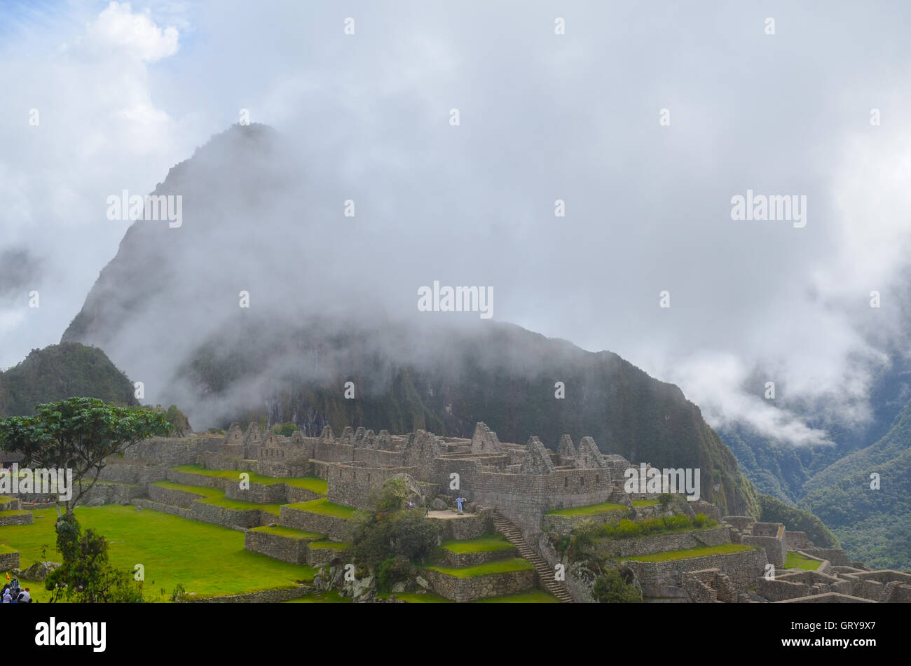 MACHU PICCHU, CUSCO REGION, PERU - 4. Juni 2013: Panoramablick auf das 15. Jahrhundert Inka-Zitadelle Machu Picchu, UNESCO-Welt-gen Stockfoto