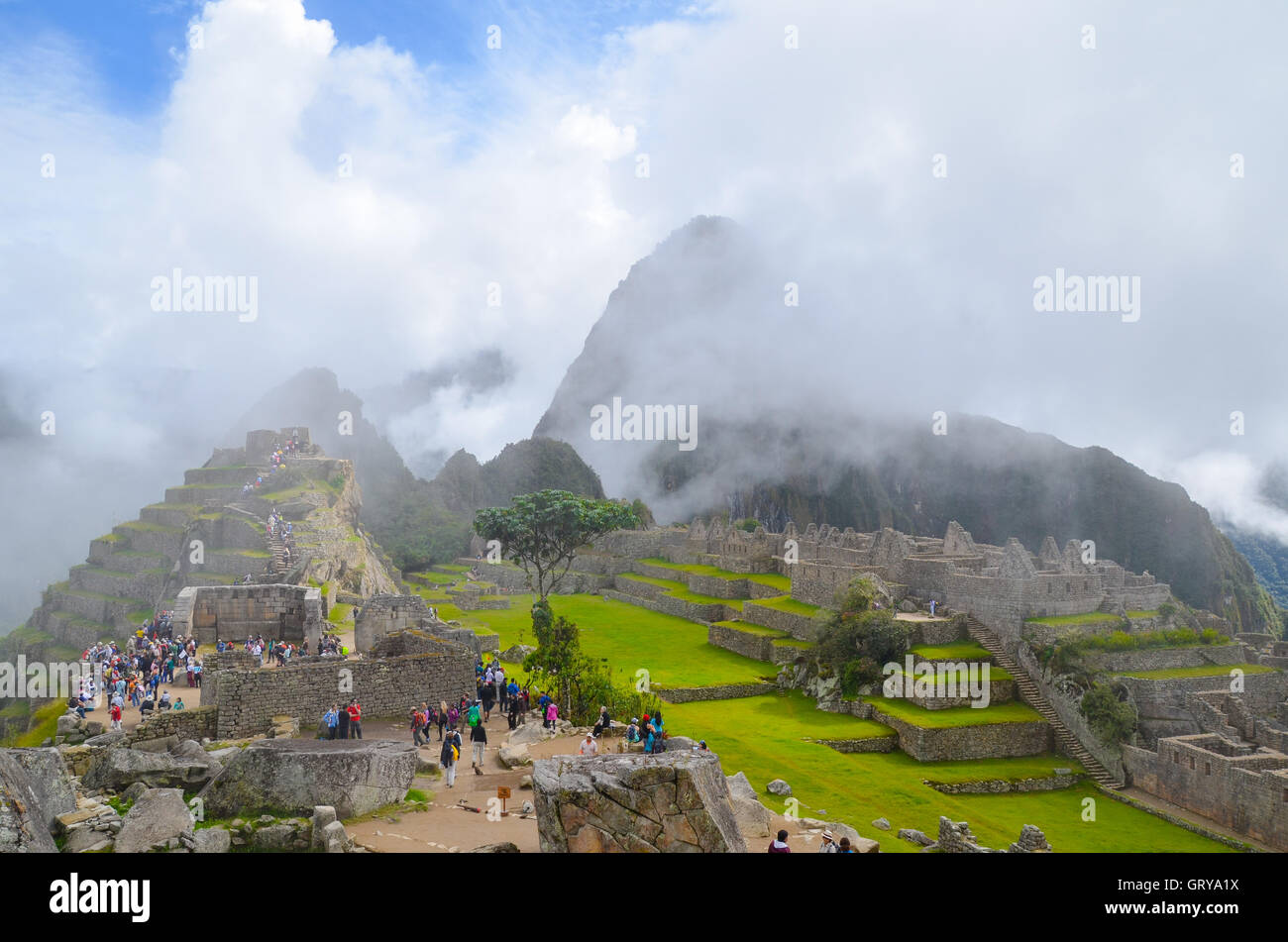 MACHU PICCHU, CUSCO REGION, PERU - 4. Juni 2013: Panoramablick auf das 15. Jahrhundert Inka-Zitadelle Machu Picchu, UNESCO-Welt-gen Stockfoto