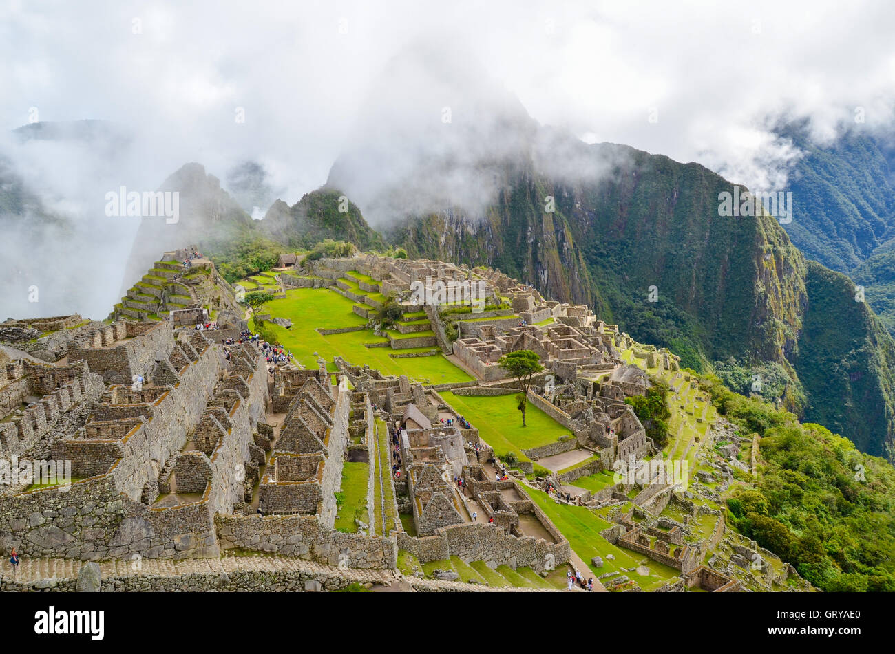 MACHU PICCHU, CUSCO REGION, PERU - 4. Juni 2013: Panoramablick auf das 15. Jahrhundert Inka-Zitadelle Machu Picchu, UNESCO-Welt-gen Stockfoto