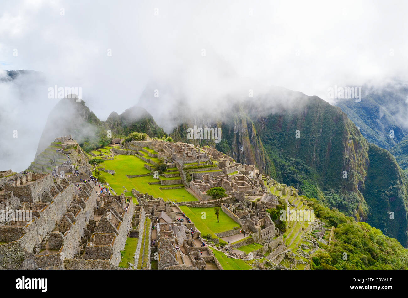 MACHU PICCHU, CUSCO REGION, PERU - 4. Juni 2013: Panoramablick auf das 15. Jahrhundert Inka-Zitadelle Machu Picchu, UNESCO-Welt-gen Stockfoto