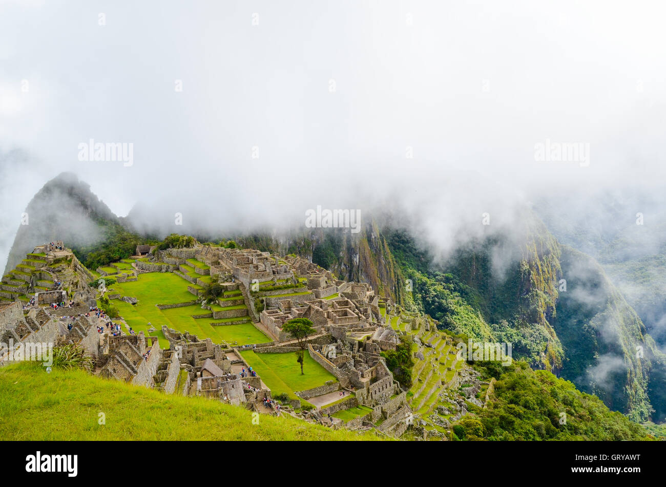 MACHU PICCHU, CUSCO REGION, PERU - 4. Juni 2013: Panoramablick auf das 15. Jahrhundert Inka-Zitadelle Machu Picchu, UNESCO-Welt-gen Stockfoto