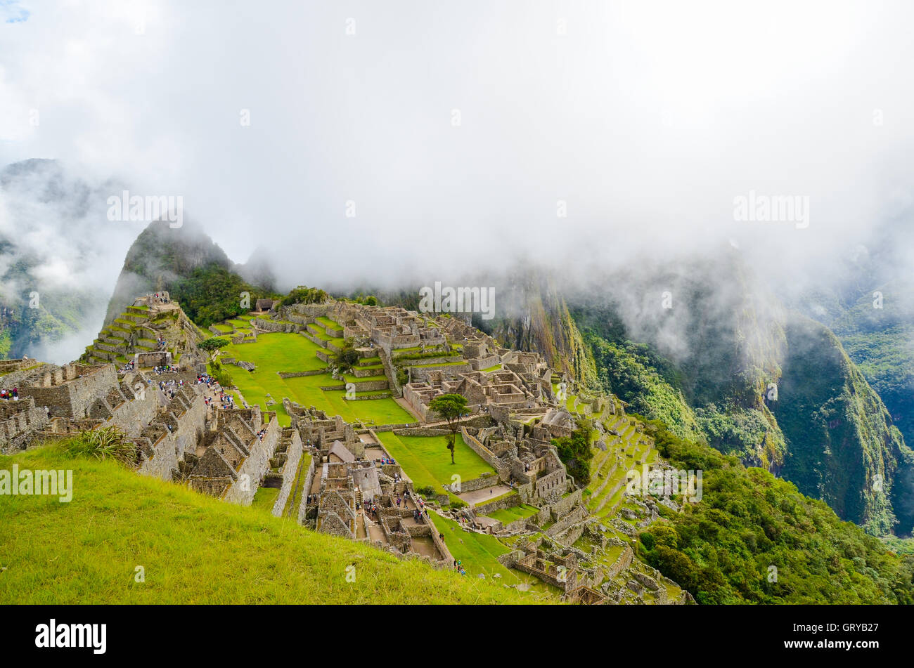 MACHU PICCHU, CUSCO REGION, PERU - 4. Juni 2013: Panoramablick auf das 15. Jahrhundert Inka-Zitadelle Machu Picchu, UNESCO-Welt-gen Stockfoto