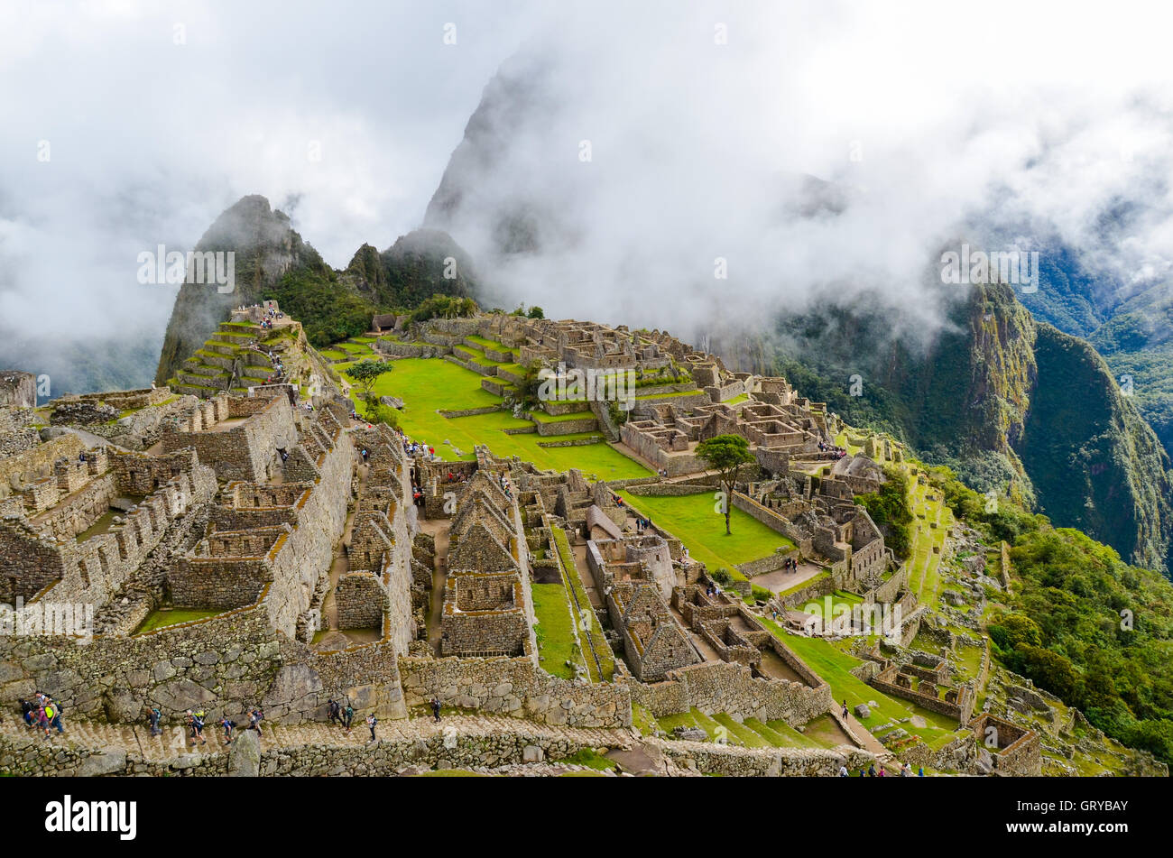 MACHU PICCHU, CUSCO REGION, PERU - 4. Juni 2013: Panoramablick auf das 15. Jahrhundert Inka-Zitadelle Machu Picchu, UNESCO-Welt-gen Stockfoto