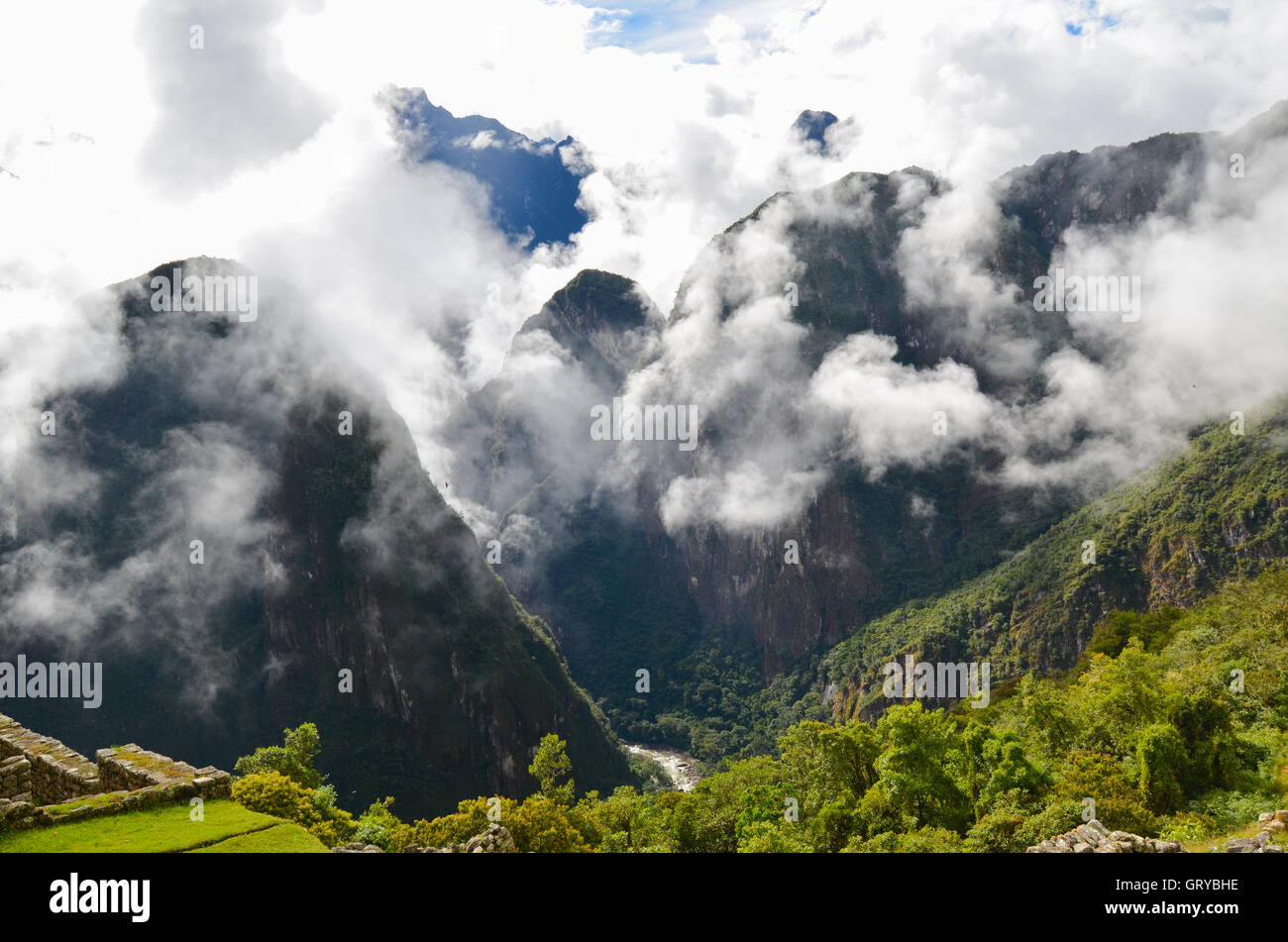 MACHU PICCHU, CUSCO REGION, PERU - 4. Juni 2013: Panorama Blick auf Machu Picchu vom Huayna Picchu Berg Stockfoto