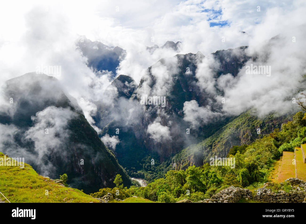 MACHU PICCHU, CUSCO REGION, PERU - 4. Juni 2013: Panorama Blick auf Machu Picchu vom Huayna Picchu Berg Stockfoto