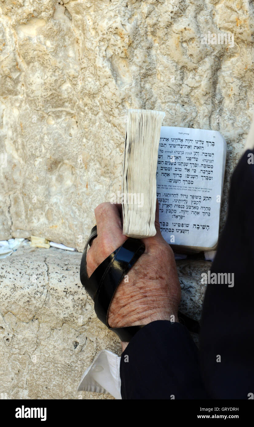 Jüdische Männer beten durch die Klagemauer in der Jerusalemer Altstadt. Stockfoto