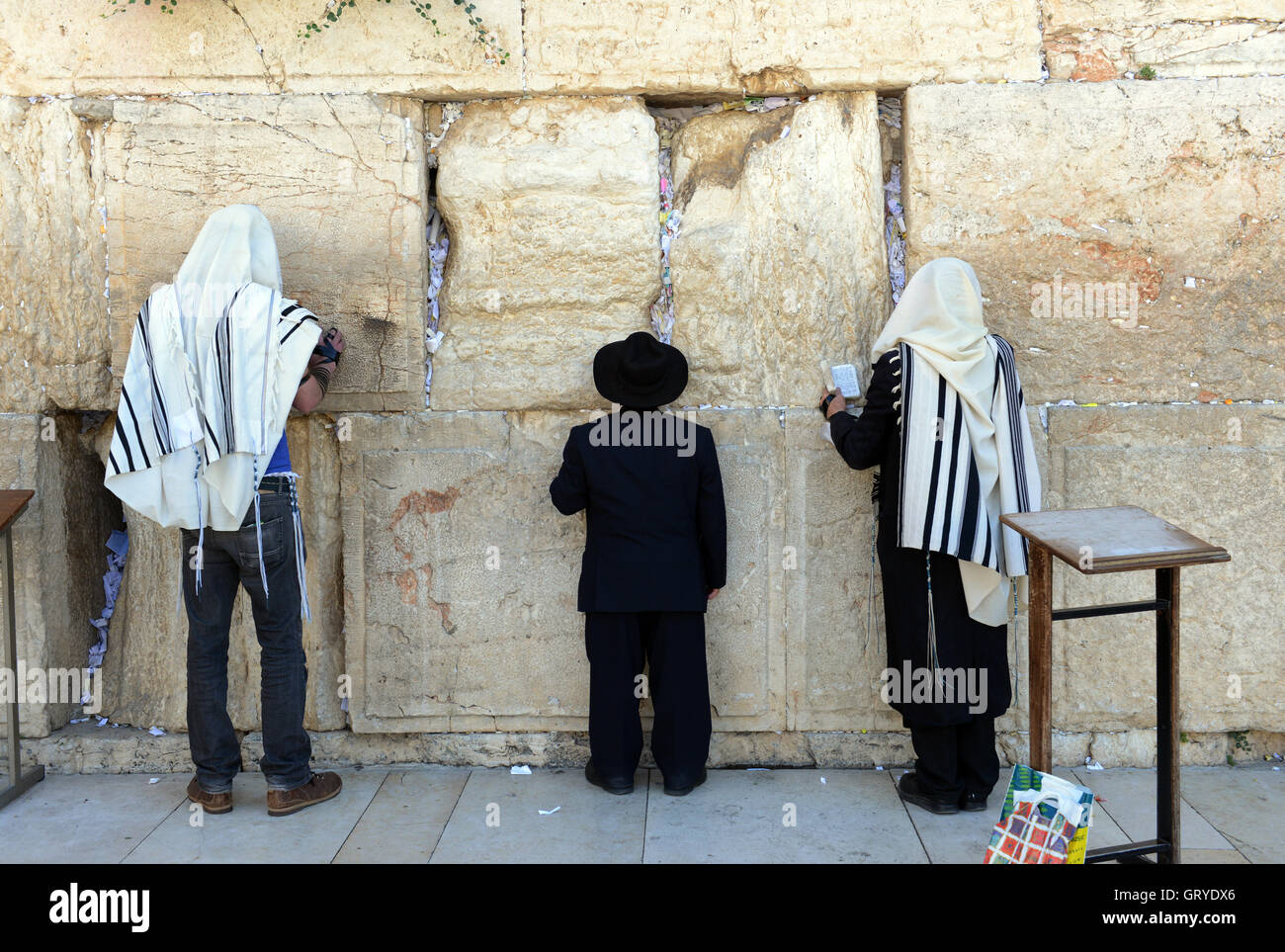 Jüdische Männer beten durch die Klagemauer in der Jerusalemer Altstadt. Stockfoto