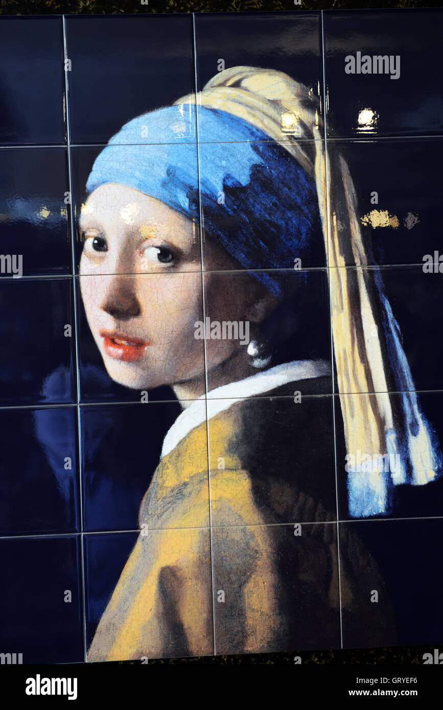 Eine keramische Nachbildung des Gemäldes "Girl with a Pearl Earring". Stockfoto