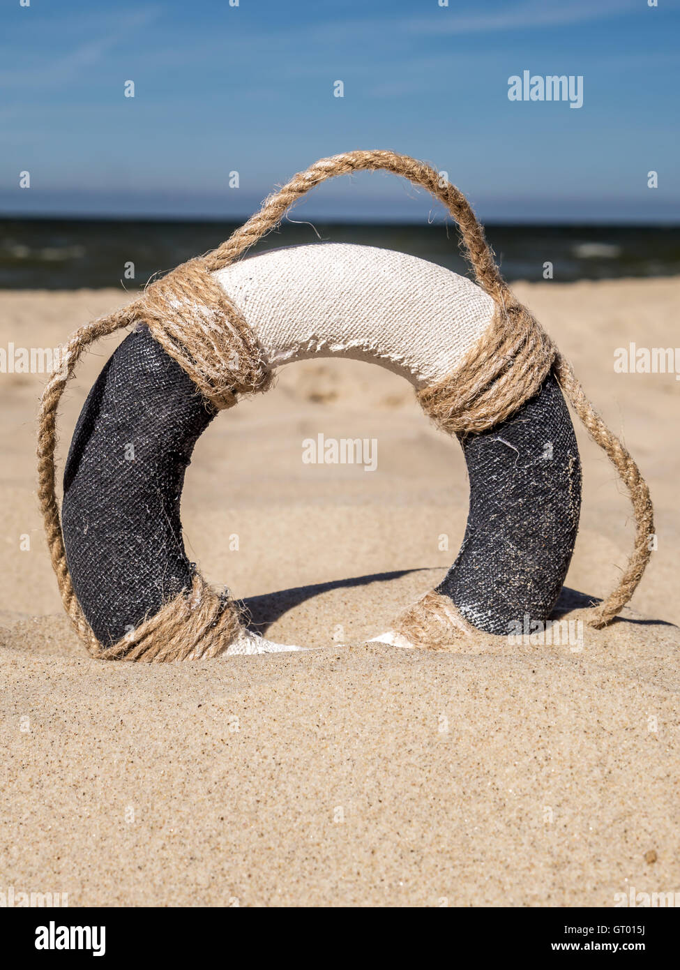 Rettungsring am Strand gegen den blauen Himmel Stockfoto