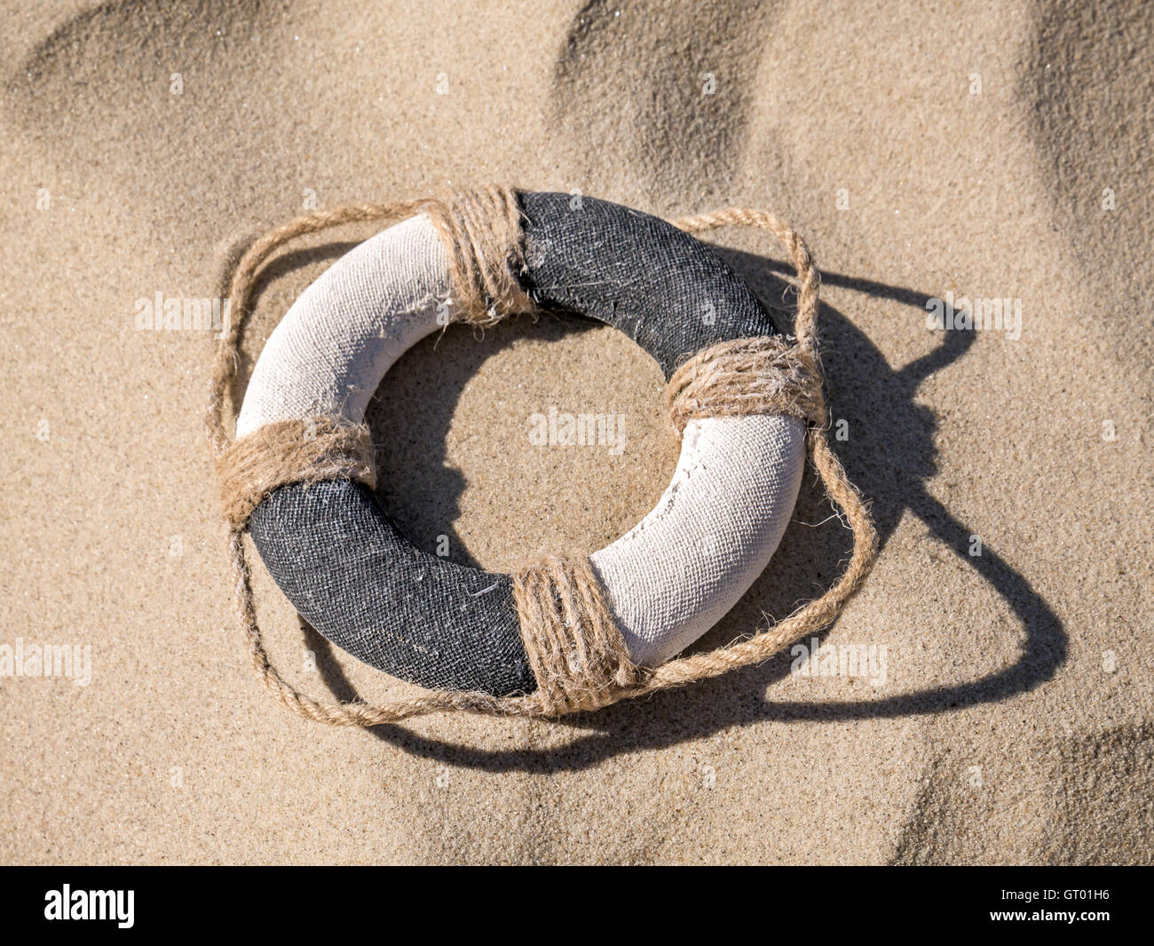 Rettungsring am Sand Strand liegen Stockfoto