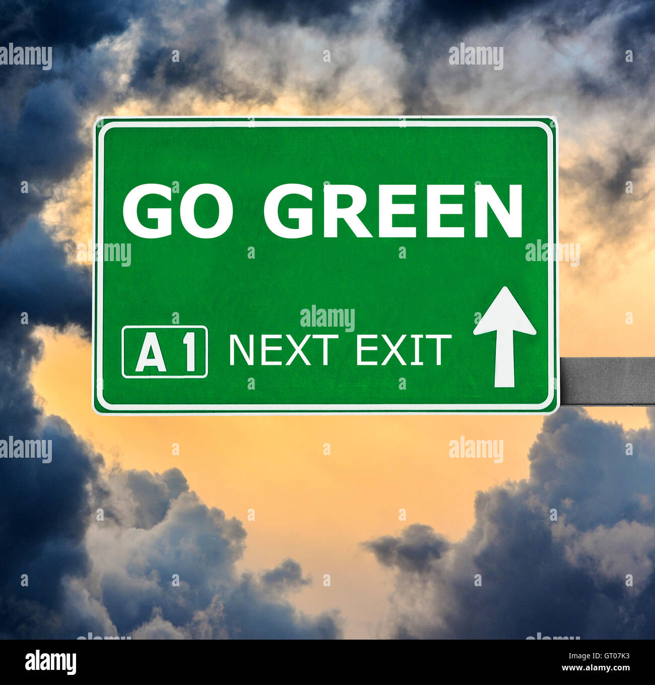 GO GREEN-Schild gegen klar blauen Himmel Stockfoto