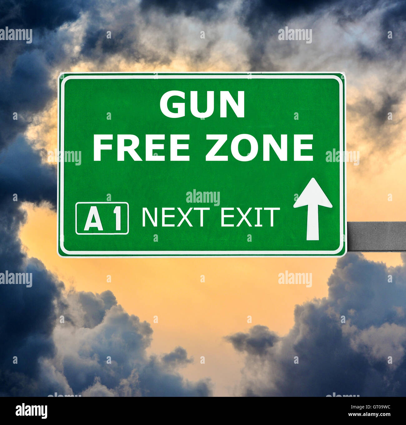 GUN FREE ZONE Straßenschild gegen klar blauen Himmel Stockfoto