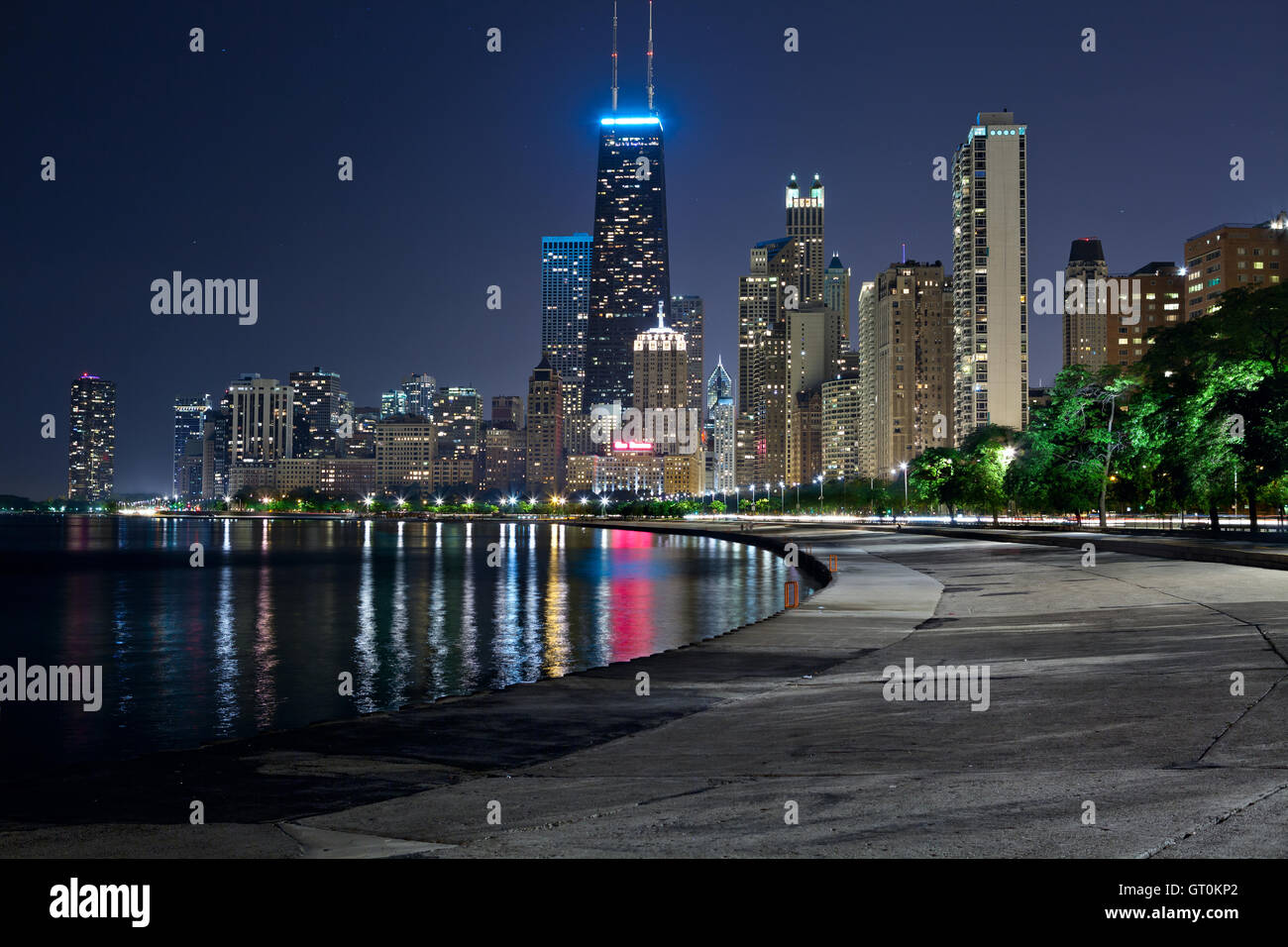 Skyline von Chicago. Bild von Chicago downtown Seeufer in der Nacht. Stockfoto