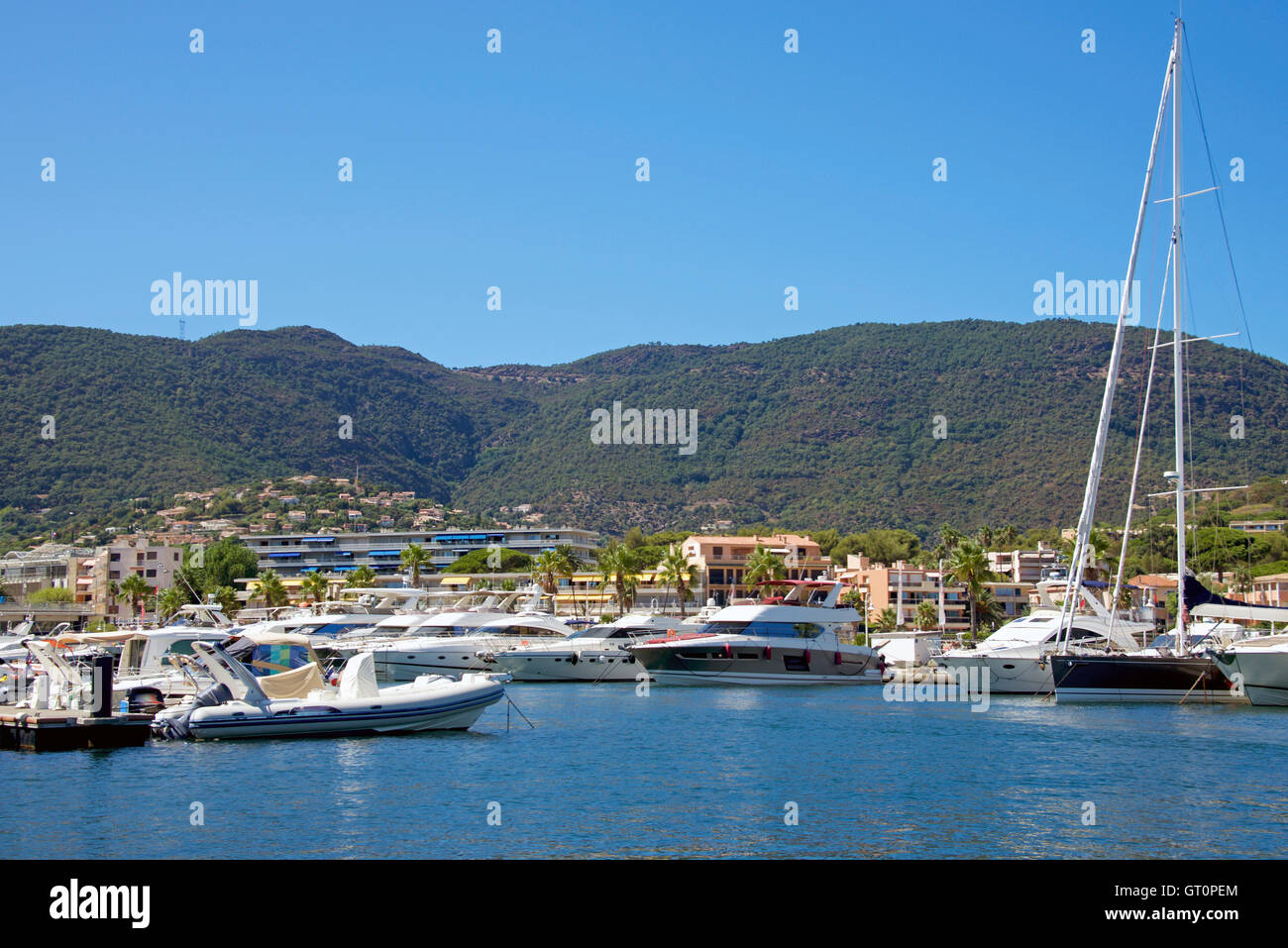 Der Hafen von Booten mit der Stadt in den Hintergrund gedrängt. Frankreich. Stockfoto