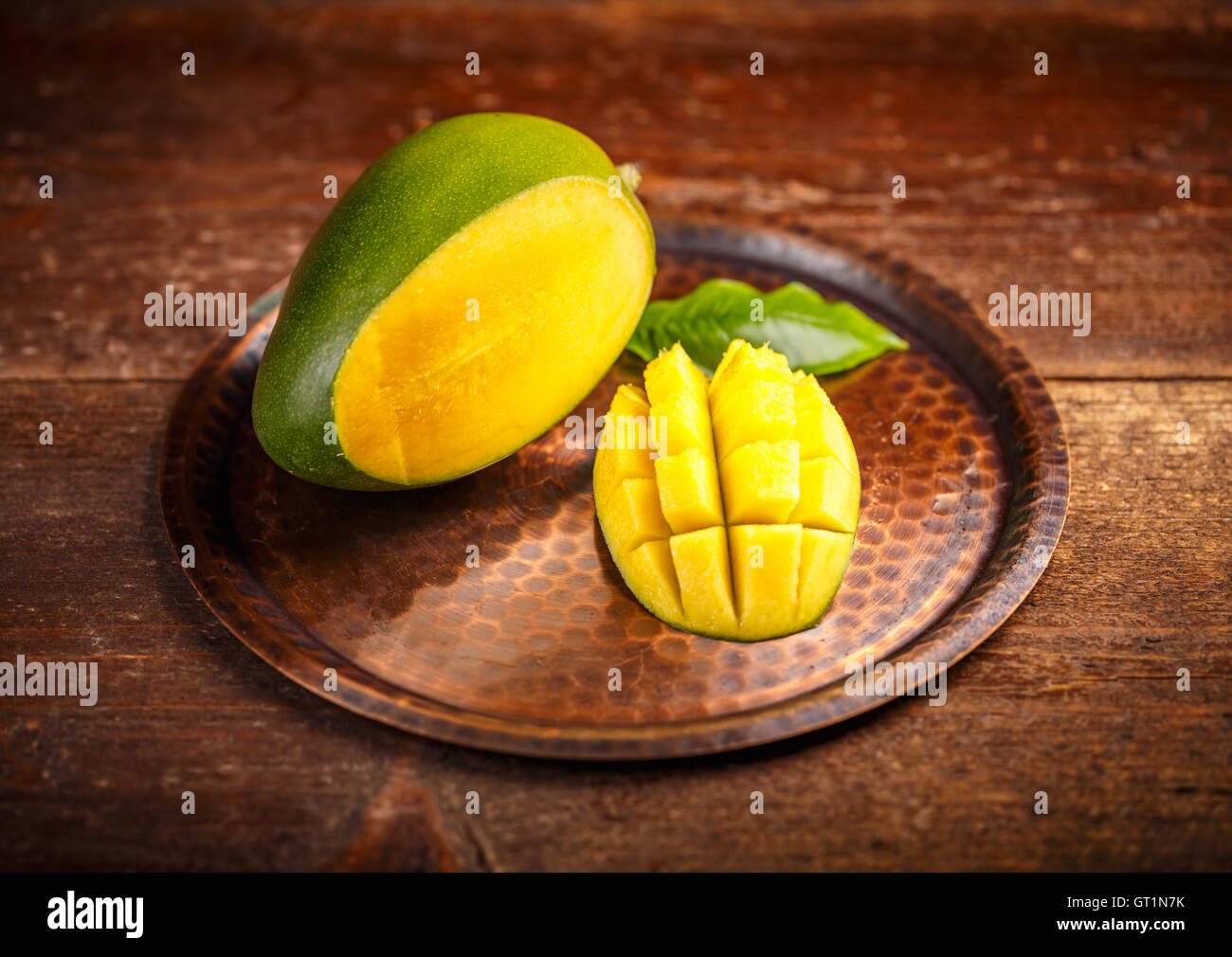 Mango-Frucht und Mango Würfel auf rustikalen Hintergrund Stockfoto