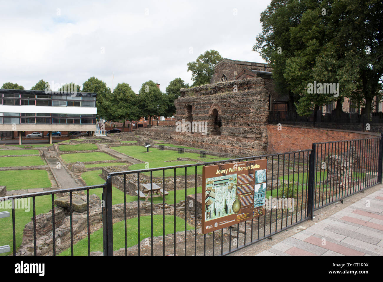 Die Jewry Wand Ruinen in Leicester. Das Jewry Wall Museum beherbergt Artefakte aus der Eisenzeit, römische und mittelalterliche Leicester. Stockfoto