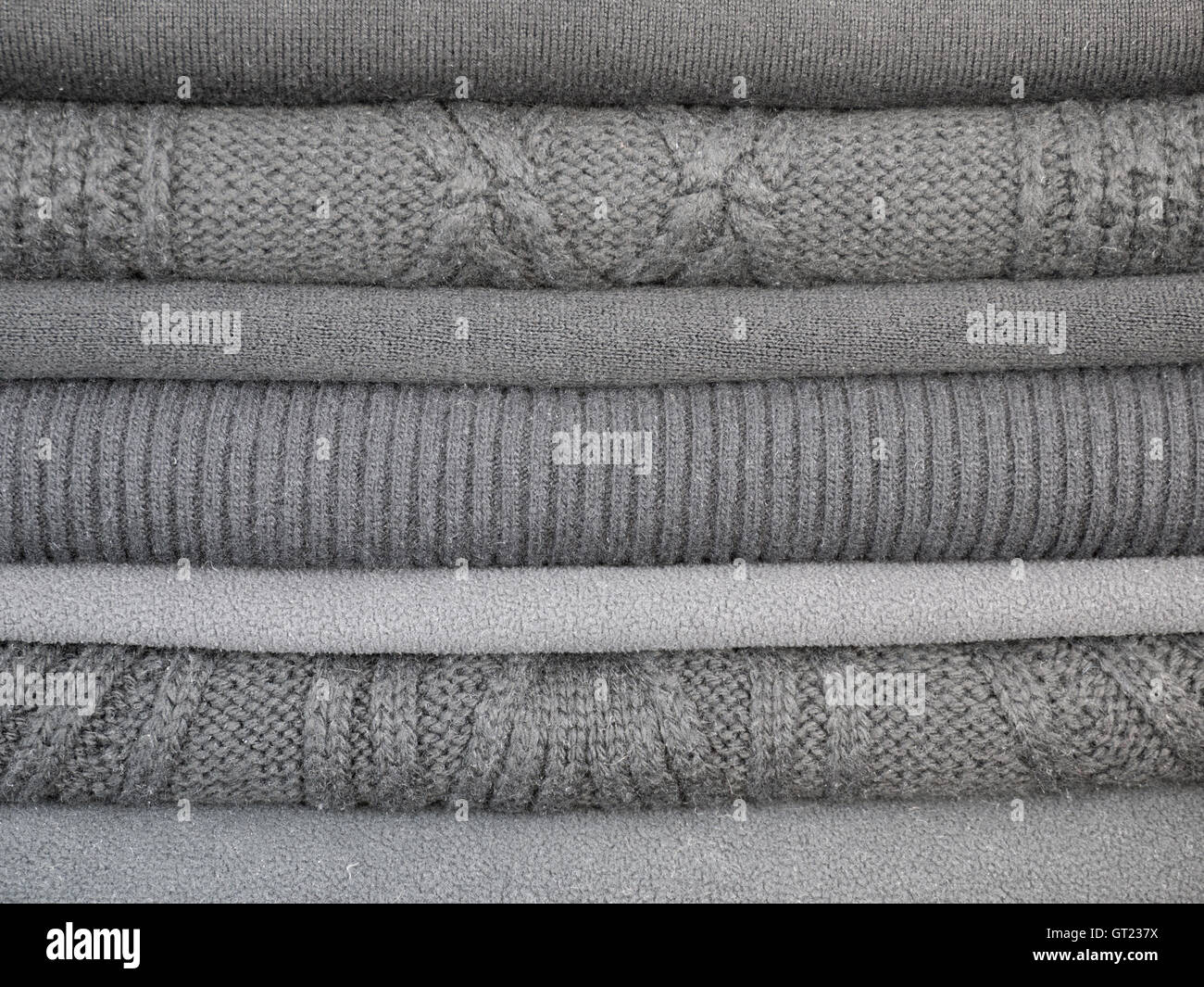 Kaltes Wetter Kleidung in verschiedenen Schattierungen von grau und verschiedenen Texturen Stockfoto