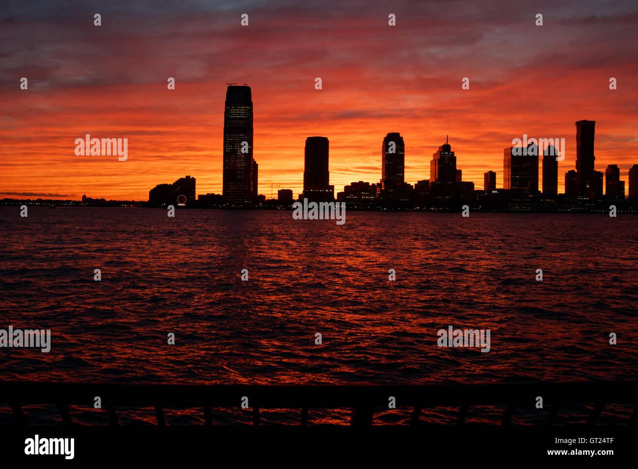 Einen spektakulären Sonnenuntergang über den Hudson River, Blick von Lower Manhattan in Jersey City, NJ Richtung 2. September 2016 Stockfoto