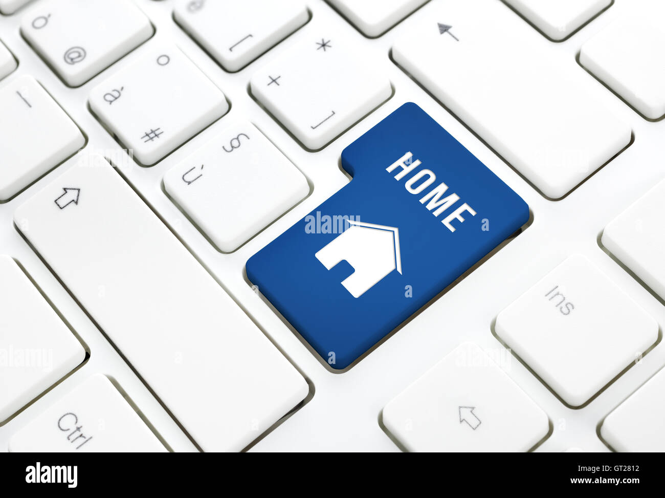 Haus oder Immobilien-Konzept, blaue Haus zu betreten oder Taste auf weiße Tastatur Stockfoto