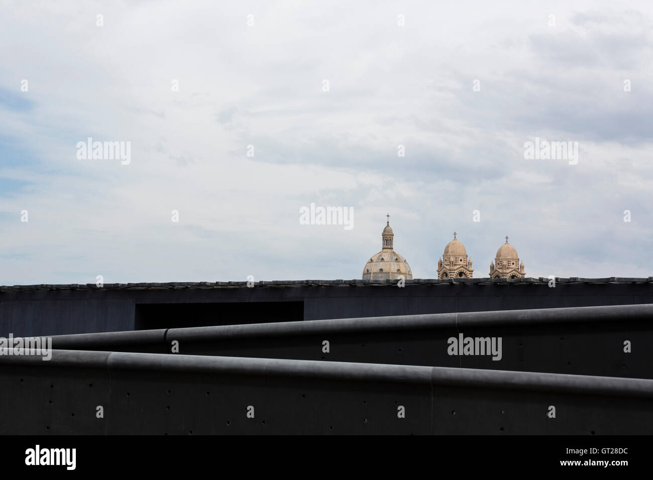 Blick auf die Cathédrale De La Major aus dem MuCEM des Zivilisationen Musée de l ' Europe et De La Méditerranée, Marseille, Frankreich. Stockfoto