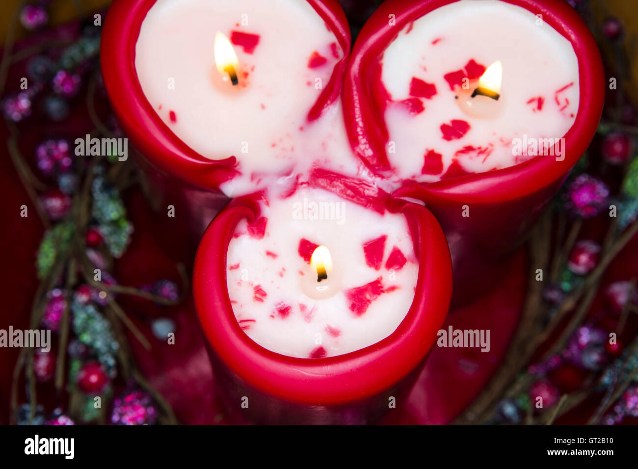 3 rote Kerzen aus eine Weihnachts-Dekoration. Stockfoto