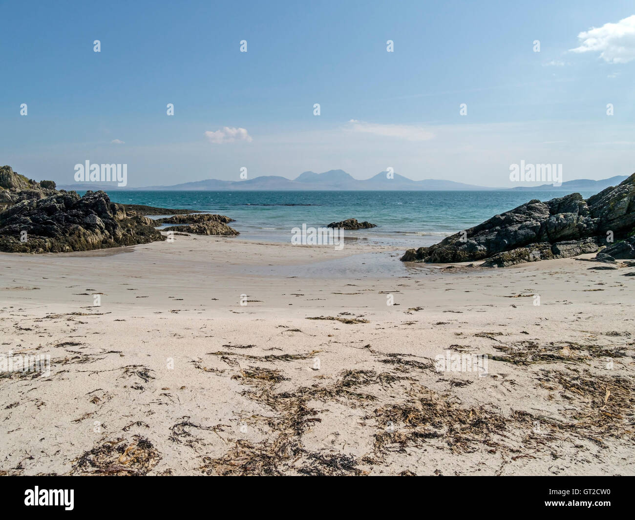 Isle of Jura von Cable Bay Strand gesehen, Traigh eine Eacail, Insel Colonsay, schottische Hebriden, Schottland, Großbritannien. Stockfoto