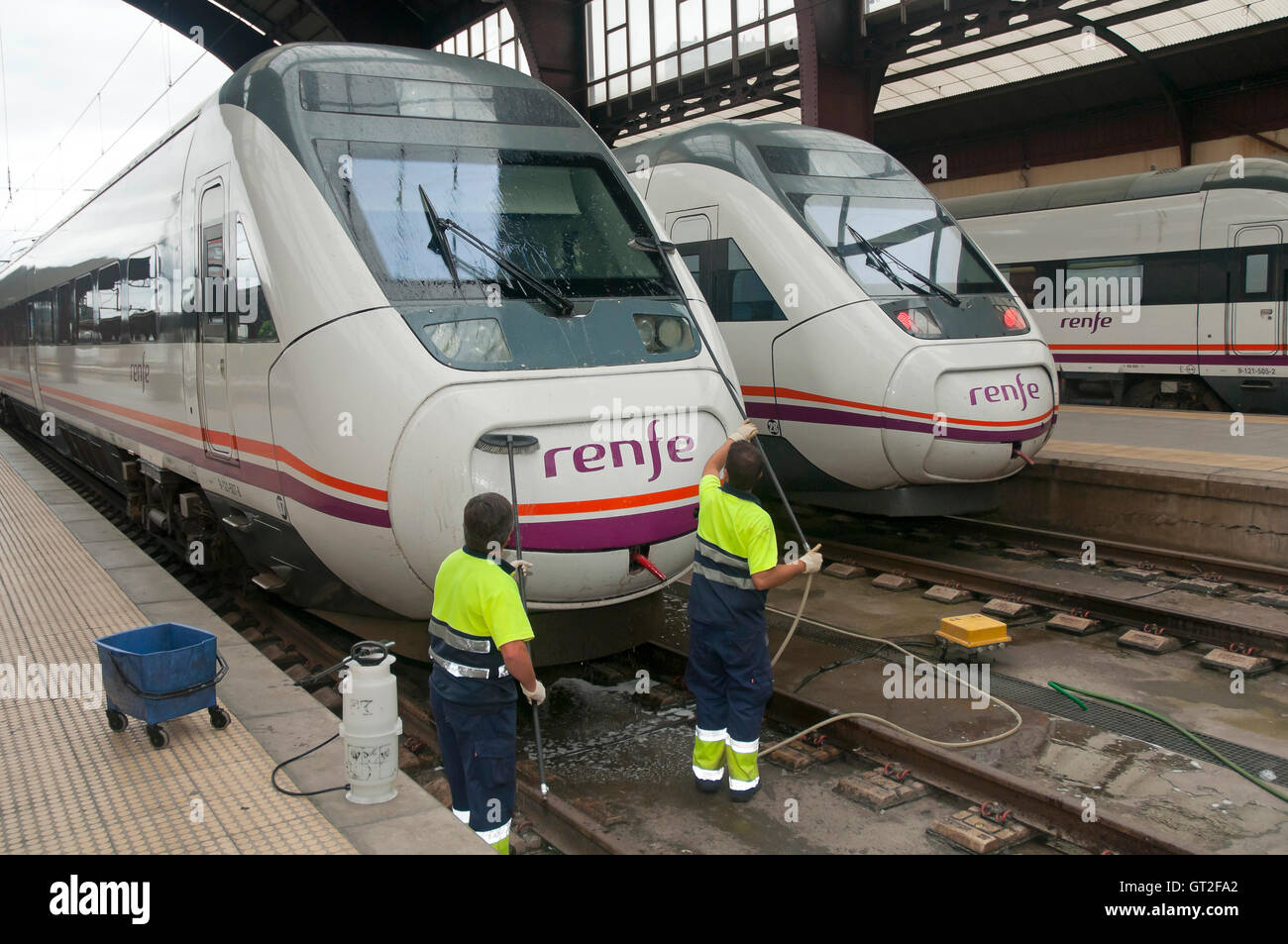 Railway station - Reinigung der Züge, La Coruna, Region Galicien, Spanien, Europa Stockfoto