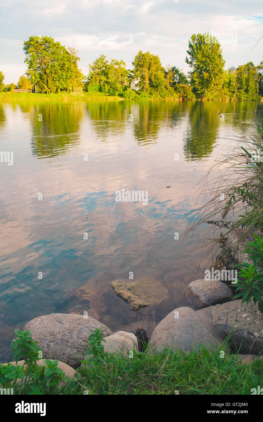 Ruhigen Fluss Bäume und Felsen Stockfoto