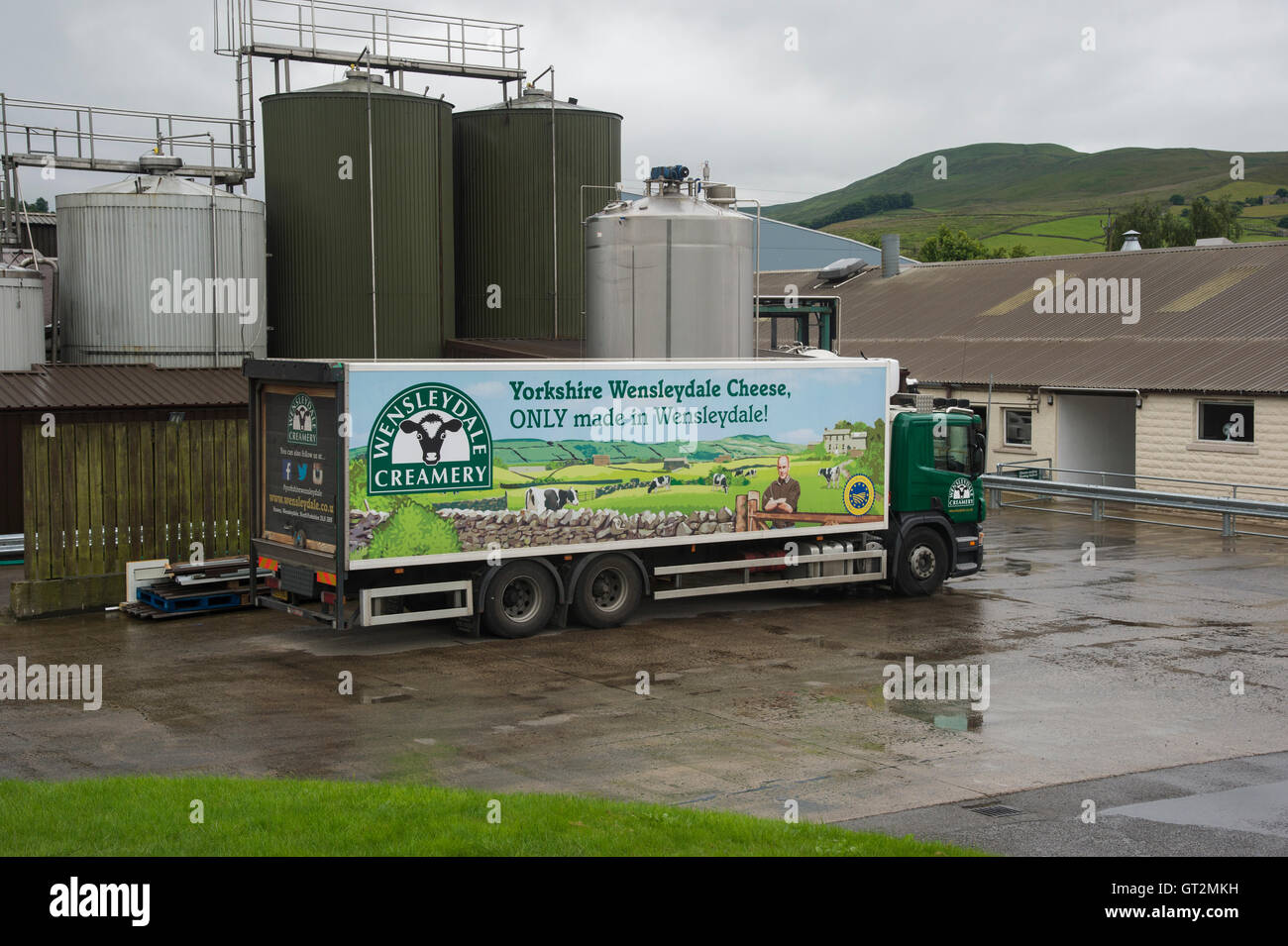 Im Regen ist ein LKW mit Logo, außerhalb der Käserei - Hawes, Wensleydale Creamery, England, Yorkshire Dales geparkt. Stockfoto