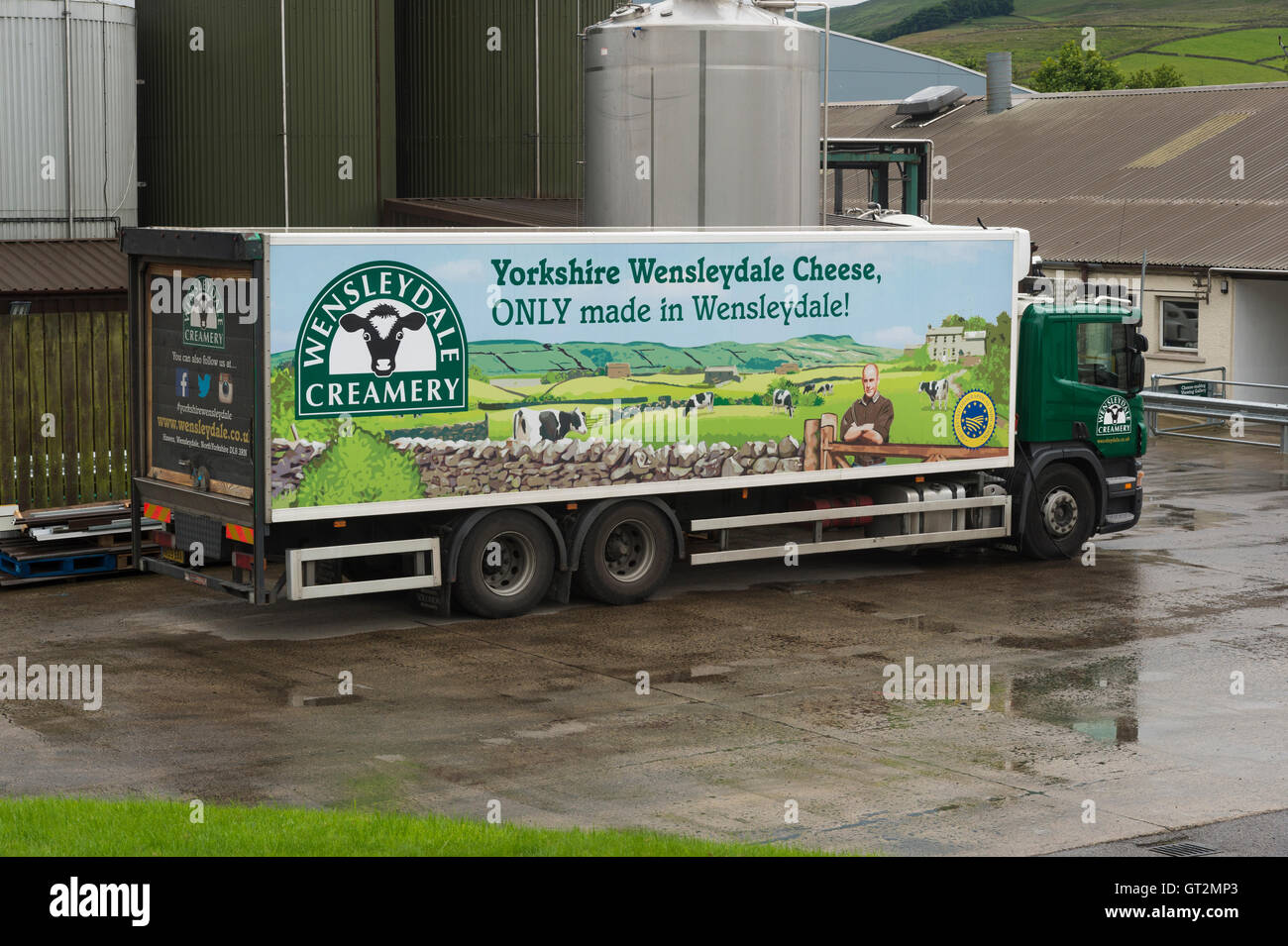 Im Regen ist ein LKW mit Logo, außerhalb der Käserei - Hawes, Wensleydale Creamery, England, Yorkshire Dales geparkt. Stockfoto