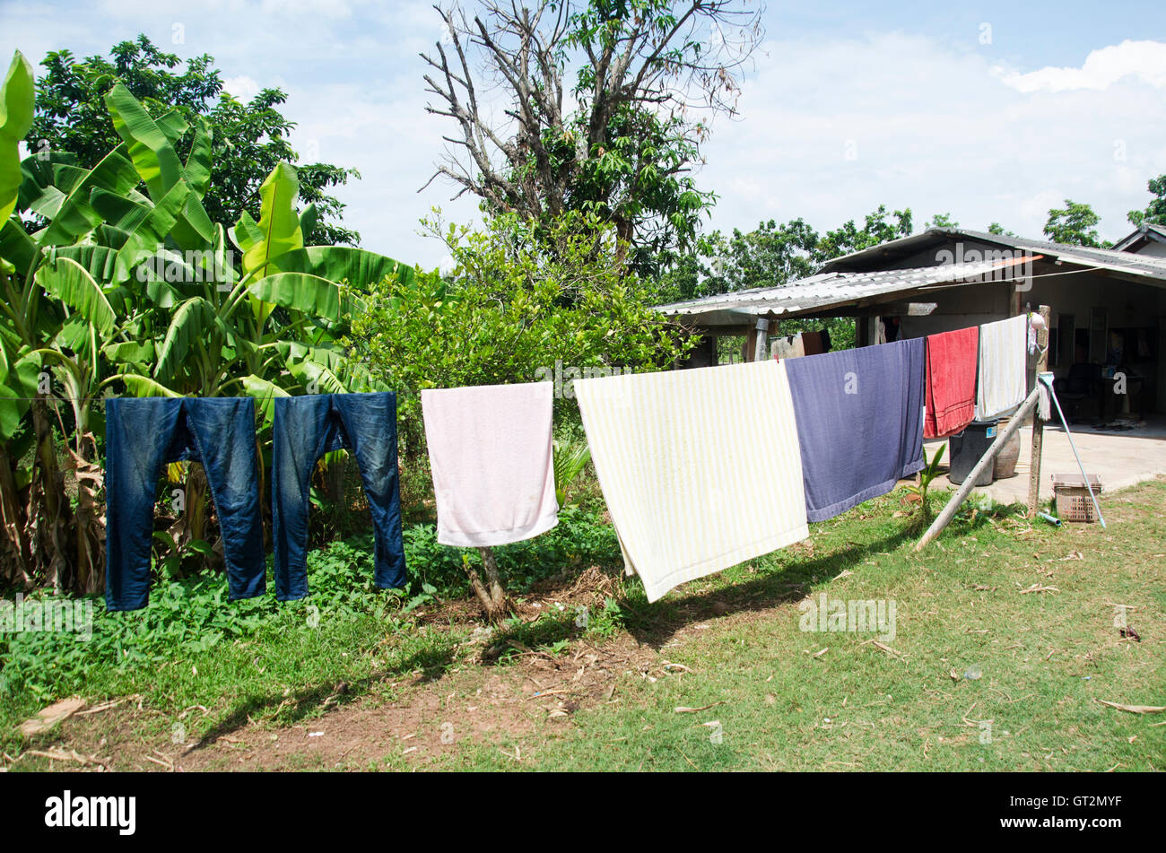 Thais Kleidung auf der Wäscheleine hängen, nach dem Waschen für trockene Kleidung in der Sonne und wind an lokalen Hauses in Graf im freien Stockfoto