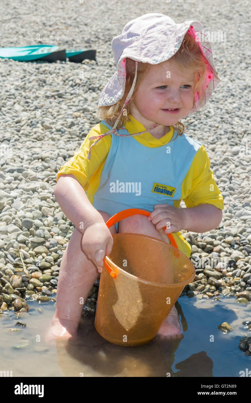 Zwei 2 Jahre altes Mädchen Kleinkind / Kind mit Sonnenhut, Badeanzug,  Badeanzug, Faktor 50 Sonnencreme vor Sonne schützen. Frankreich  Stockfotografie - Alamy