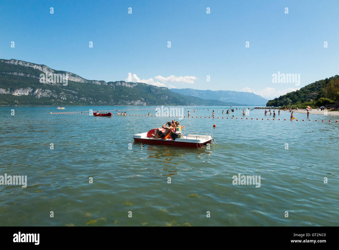 Strand / am Strand am See Conjux (Port de Conjux) – auf See du Bourget (Lac Du Bourget) in Savoyen, Frankreich. Stockfoto