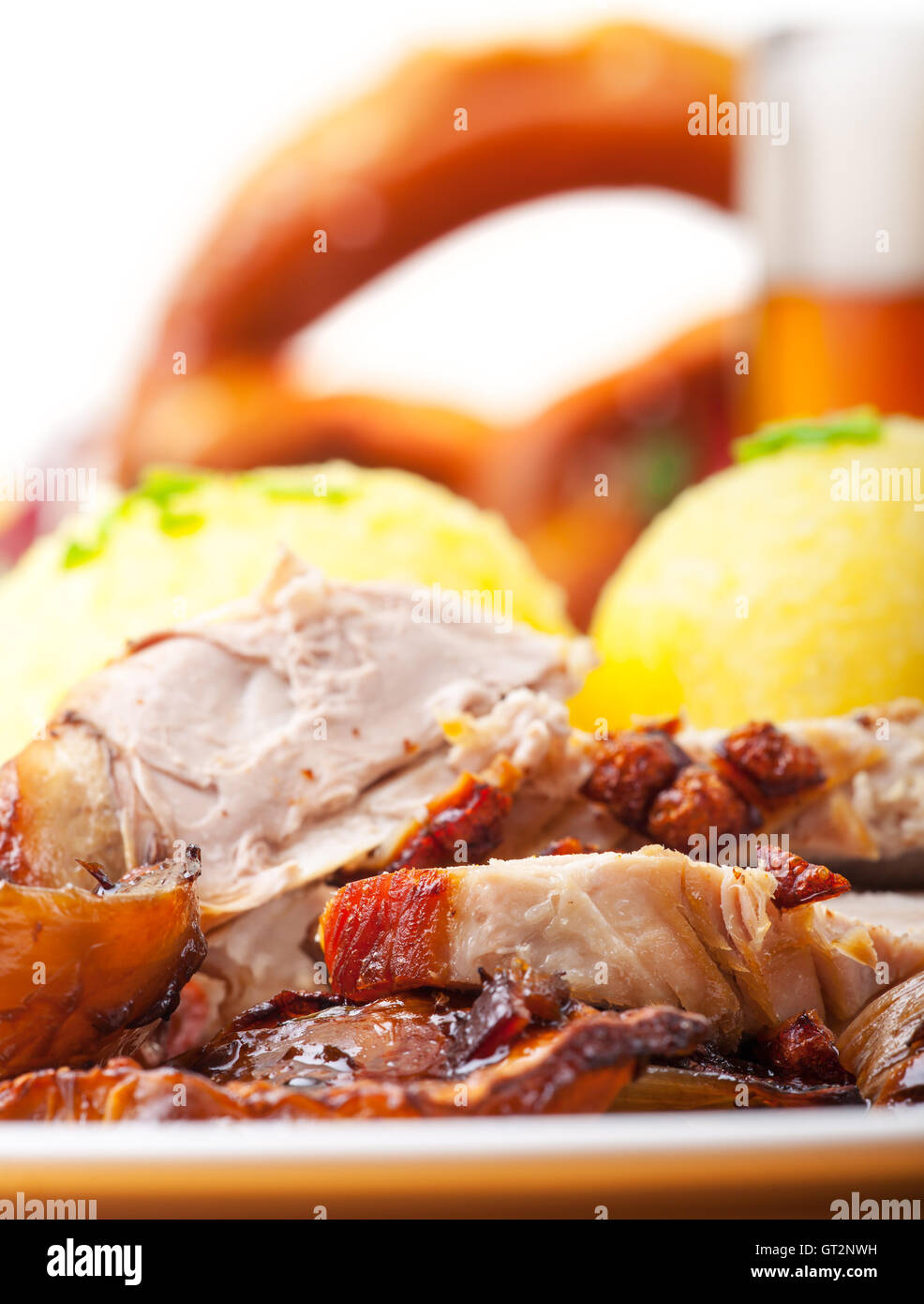 Gegrillte bayerische Schweinefleisch mit Knödel Stockfoto