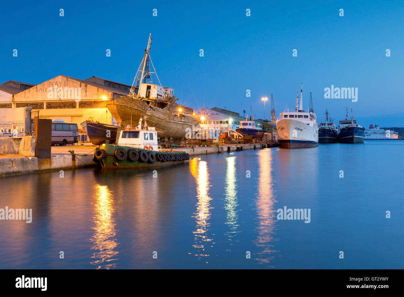Werften und Industrie in den Hafen von Perama. Stockfoto