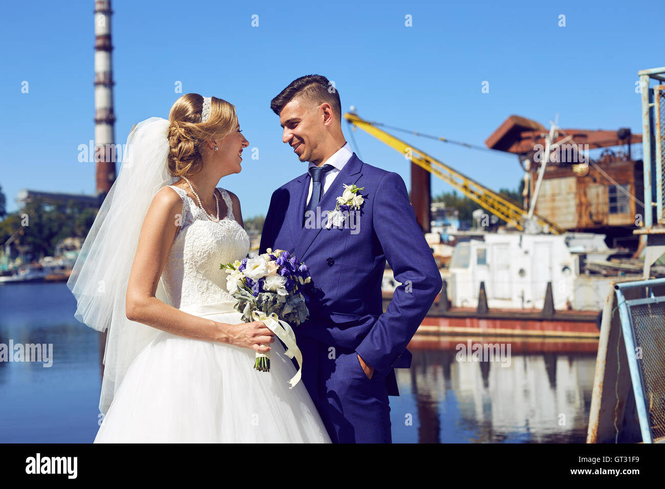 Braut und Bräutigam Hochzeitsfoto schießen im Hafen Stockfoto