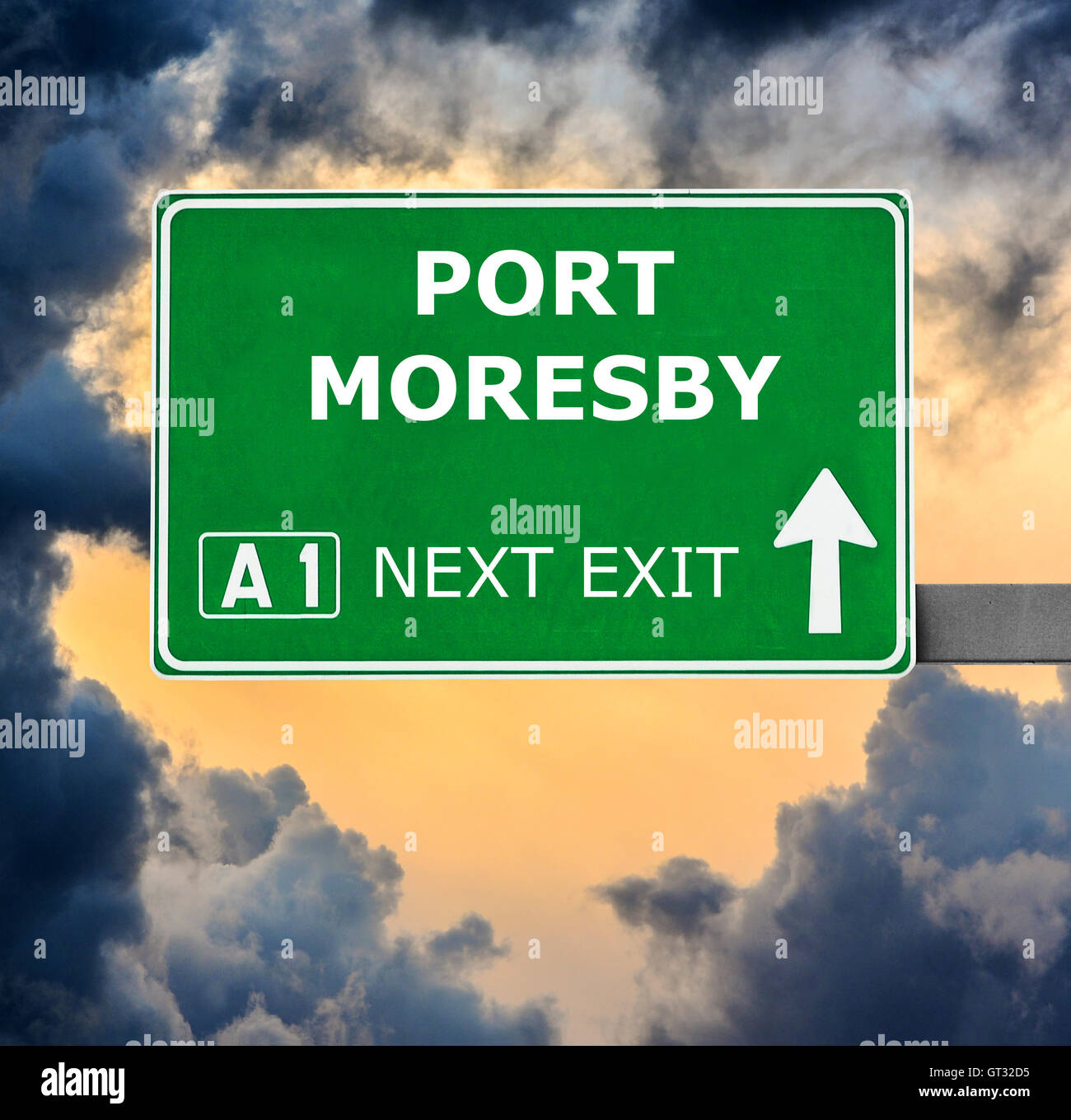 PORT MORESBY Straßenschild gegen klar blauen Himmel Stockfoto