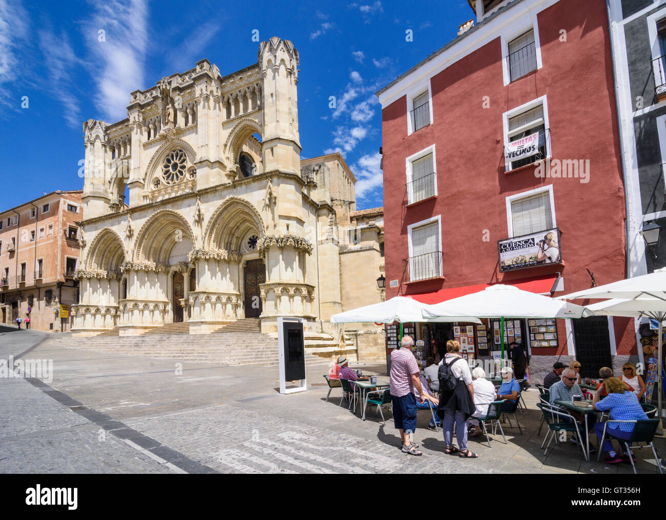 Die farbenfrohen Gebäuden und die Kathedrale am Plaza Mayor, Cuenca, Castilla La Mancha, Spanien Stockfoto