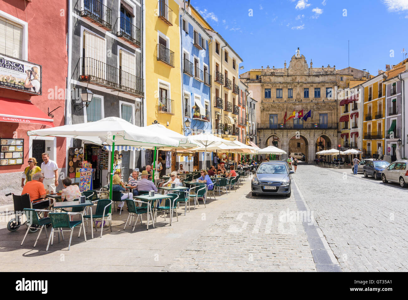 Cafés unter den bunten Gebäuden des Plaza Mayor mit Blick auf das barocke Rathaus, Cuenca, Castilla La Mancha, Spanien Stockfoto