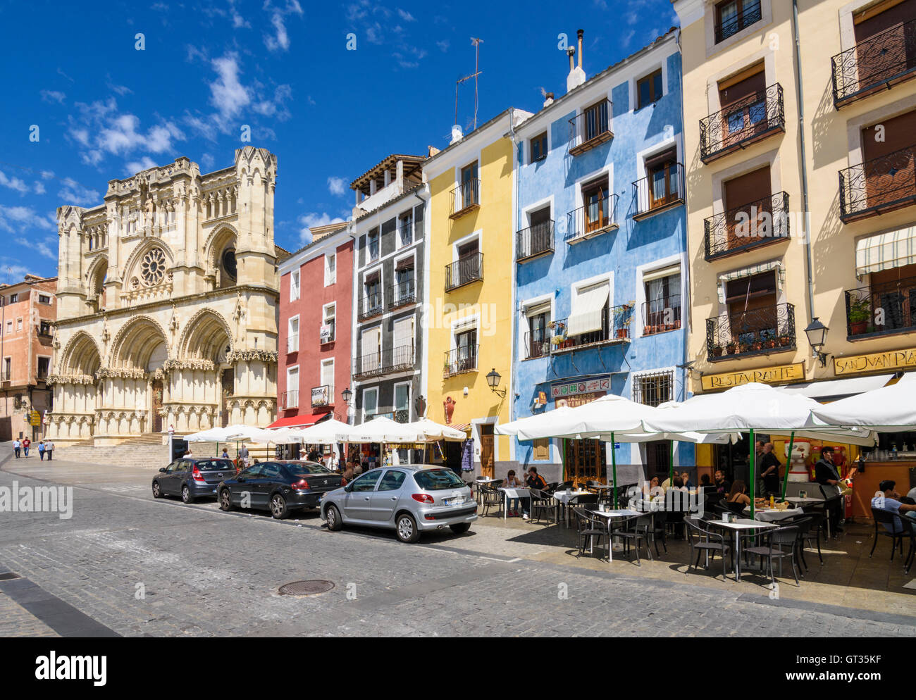 Cafés unter den bunten Gebäuden des Plaza Mayor, Cuenca, Castilla La Mancha, Spanien Stockfoto