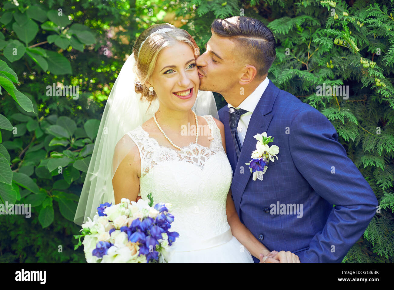 Braut und Bräutigam mit einer romantischen Moment am Tag ihrer Hochzeit Stockfoto