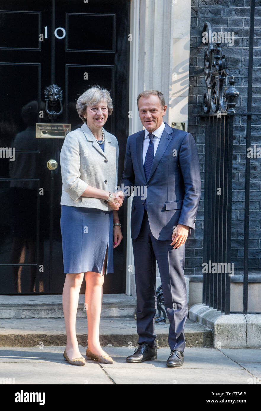 Britischer Premierminister Theresa kann (L) begrüßt Präsident des Europäischen Rates, Donald Tusk, 10 Downing Street in London Stockfoto